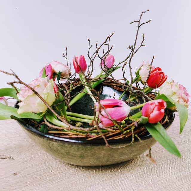 Schaal met tulpenkrans