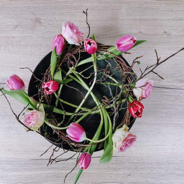 Schaal met tulpenkrans